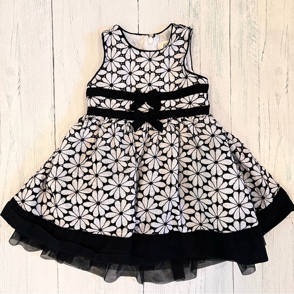 3/$15⭐️ Children’s Place Black and White Eyelet Flower Print Dress Size 24M